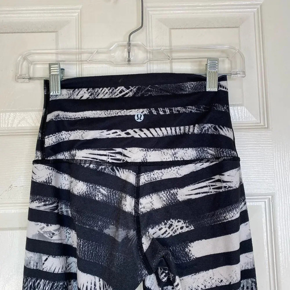 LULULEMON Wunder Under Shady Palms Leggings Black White Tropical Beach Size 4 - Picture 6 of 6
